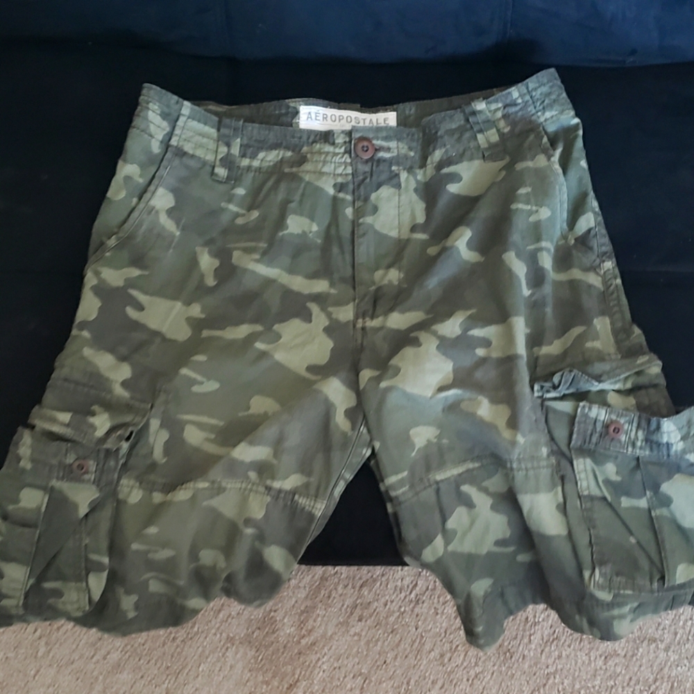 Mens Aeropostle Camo Pattern Cargo ShortsSize-32 Color - Camo/Beige